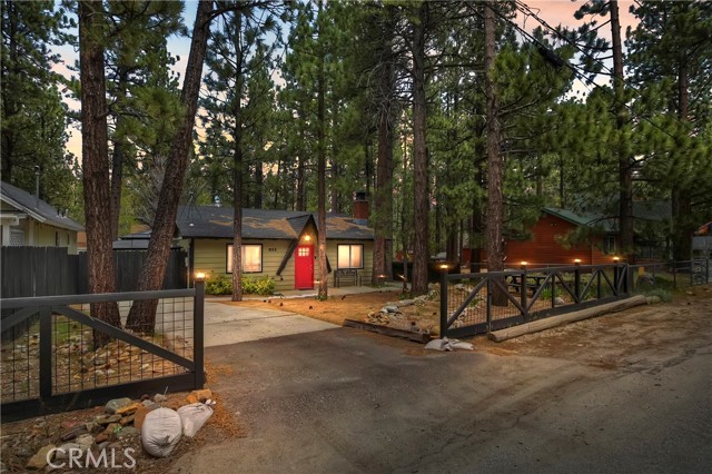 Detail Gallery Image 1 of 38 For 833 E Fairway Bld, Big Bear City,  CA 92314 - 3 Beds | 2 Baths