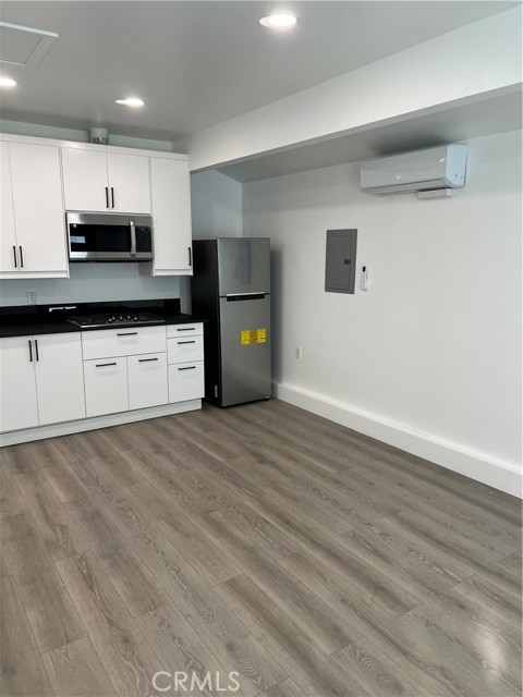 Detail Gallery Image 3 of 10 For 19849 Gresham St, Northridge,  CA 91324 - 1 Beds | 1 Baths