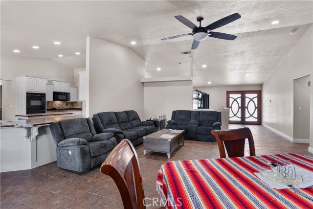 Detail Gallery Image 9 of 22 For 12210 Larch St, Oak Hills,  CA 92344 - 5 Beds | 3 Baths