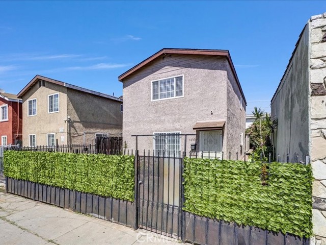 10316 S San Pedro Street, Los Angeles CA: https://media.crmls.org/medias/7f2d4dc9-40ef-4492-ad52-3eec3dbfd1c7.jpg