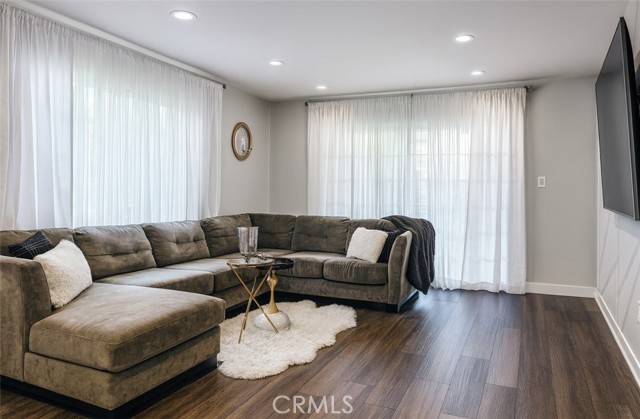 Detail Gallery Image 2 of 19 For 24305 Wabuska, Newhall,  CA 91321 - 6 Beds | 3 Baths