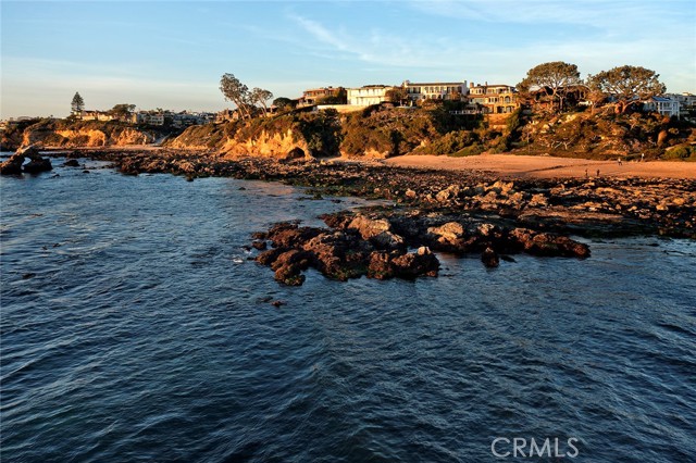 564 Seaward Road, Corona del Mar CA: https://media.crmls.org/medias/7f30b613-f146-4c08-98fd-05a13cba8a2e.jpg