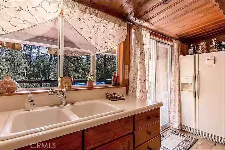 https://media.crmls.org/medias/7f30f1d7-4f51-4a87-93bb-f8b4e173216e.jpg?preset=X-Large