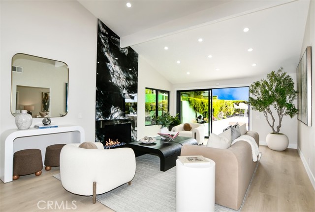 Detail Gallery Image 13 of 41 For 10 White Water Dr, Corona Del Mar,  CA 92625 - 2 Beds | 2 Baths