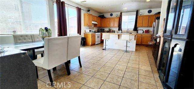 Detail Gallery Image 7 of 18 For 11069 Windcrest Ct, Adelanto,  CA 92301 - 4 Beds | 2/1 Baths