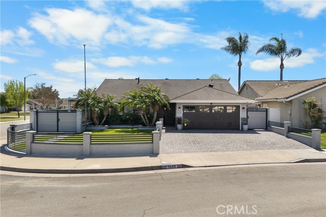 Detail Gallery Image 4 of 42 For 9662 Woodlawn Dr, Huntington Beach,  CA 92646 - 3 Beds | 2 Baths