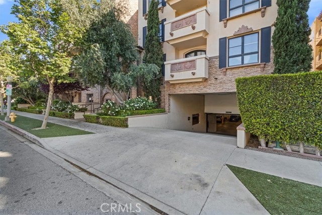 Detail Gallery Image 3 of 31 For 12026 Hoffman Steet #101,  Studio City,  CA 91604 - 3 Beds | 3 Baths