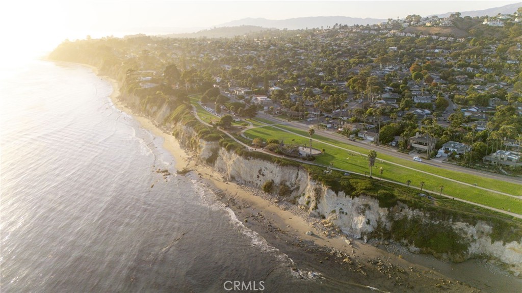 https://media.crmls.org/medias/7f372adf-db71-4081-a0c1-7c80c6cf0acf.jpg?preset=X-Large
