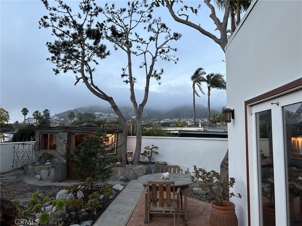https://media.crmls.org/medias/7f379c35-7baa-41a2-9b7c-a950b01963f5.jpg?preset=X-Large