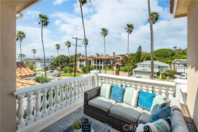 608 Knob Hill Avenue, Redondo Beach, California 90277, 3 Bedrooms Bedrooms, ,2 BathroomsBathrooms,Residential,For Sale,Knob Hill,SB26073677