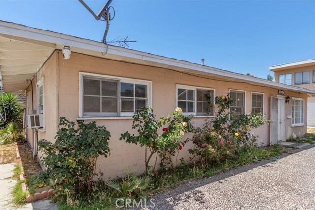 18713 Vanowen Street, Reseda CA: https://media.crmls.org/medias/7f3aa8e8-674c-497a-8c72-5a9b23e68110.jpg