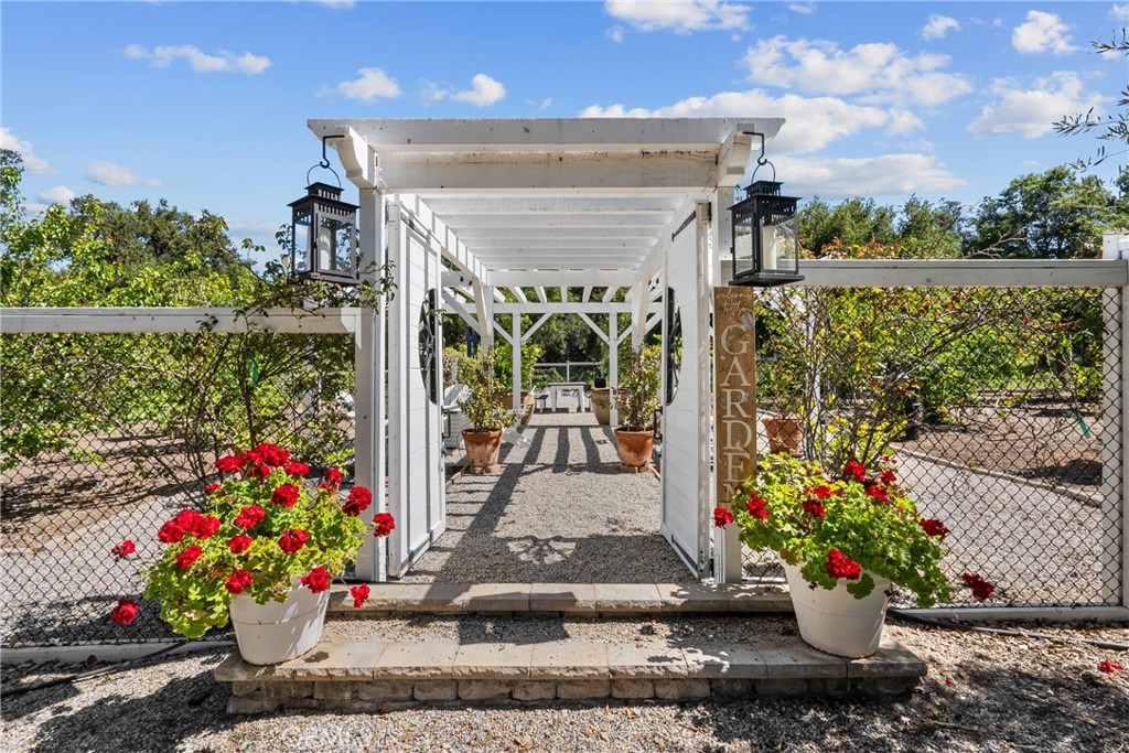 https://media.crmls.org/medias/7f489b34-bf4c-4010-b544-6944281f9b9a.jpg?preset=X-Large