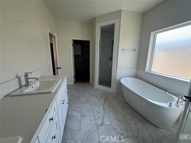 Detail Gallery Image 8 of 16 For 308 Acacia, Bakersfield,  CA 93305 - 4 Beds | 2 Baths