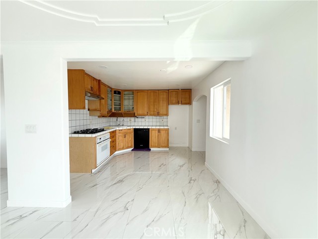 Detail Gallery Image 3 of 12 For 2028 W Folsom St, Anaheim,  CA 92804 - 3 Beds | 2 Baths