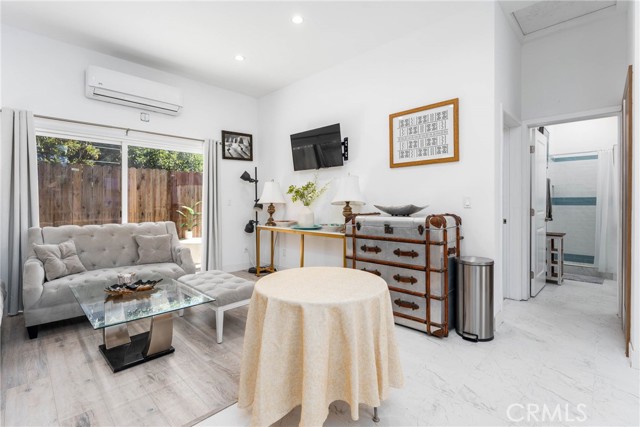 Detail Gallery Image 33 of 60 For 14027 Wyandotte St, Van Nuys,  CA 91405 - 4 Beds | 4 Baths