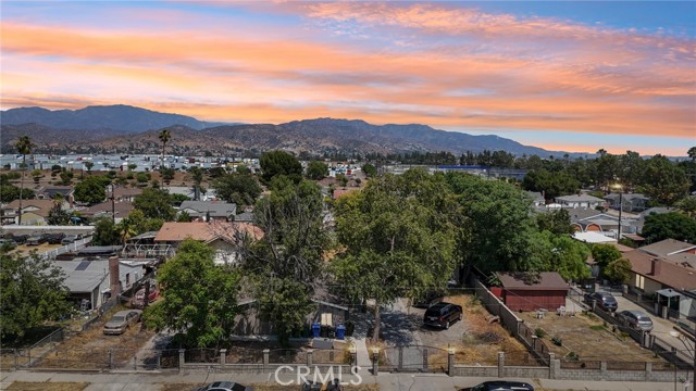 8040 Troost Avenue, North Hollywood CA: https://media.crmls.org/medias/7f4e948b-ae91-4d4d-914d-31074113e520.jpg