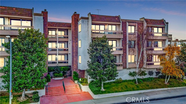 Detail Gallery Image 1 of 1 For 17140 Burbank Bld #206,  Encino,  CA 91316 - 3 Beds | 2 Baths