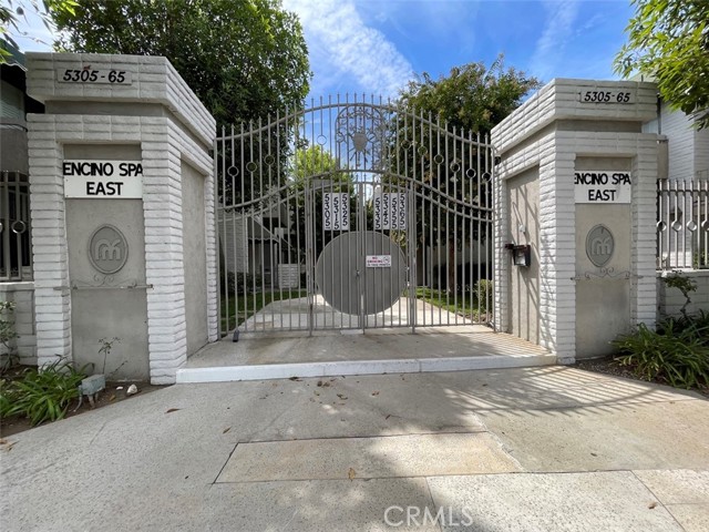 Detail Gallery Image 2 of 37 For 5305 White Oak Ave #F,  Encino,  CA 91316 - 2 Beds | 3 Baths