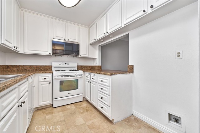 3101 Plaza Del Amo, Torrance CA: https://media.crmls.org/medias/7f5ae57e-ba0a-4eb4-ab43-d768528c95b0.jpg