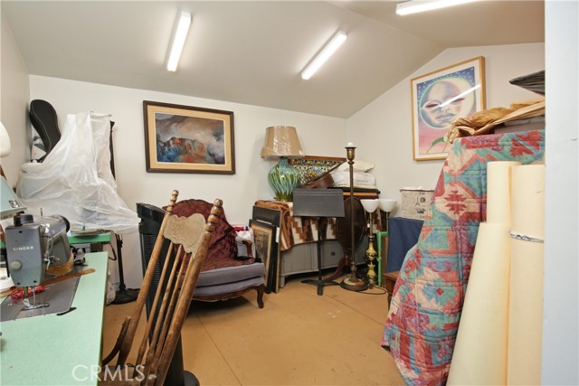 404 N Vinedo Avenue, Pasadena CA: https://media.crmls.org/medias/7f5b543e-0e2f-47ed-86e3-02f047d4b150.jpg