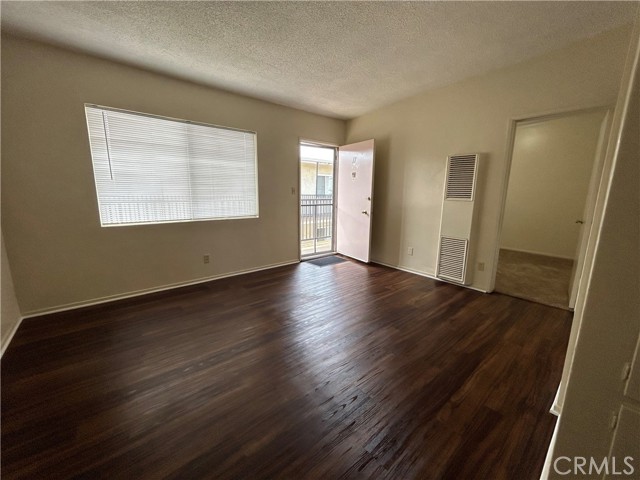 Detail Gallery Image 2 of 8 For 325 W Carson St #11,  Carson,  CA 90745 - 2 Beds | 1 Baths