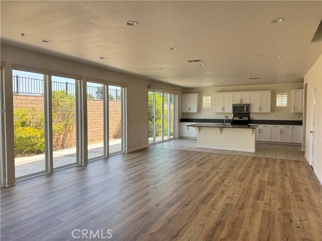 Detail Gallery Image 4 of 5 For 3027 E via Corvina, Ontario,  CA 91764 - 4 Beds | 3 Baths