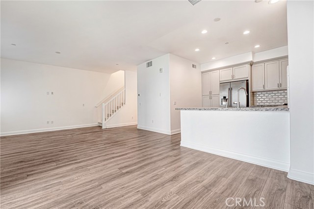 Detail Gallery Image 5 of 25 For 572 E Imperial, El Segundo,  CA 90245 - 2 Beds | 3 Baths