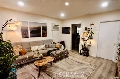 https://media.crmls.org/medias/7f6ab202-0a51-4131-b24d-e183aaffd675.jpg?preset=X-Large