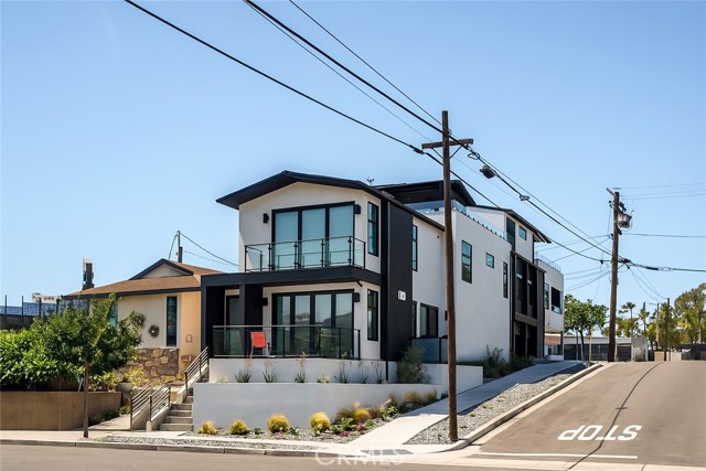 Detail Gallery Image 2 of 64 For 521 1/2 Iris Ave, Corona Del Mar,  CA 92625 - 2 Beds | 2/1 Baths