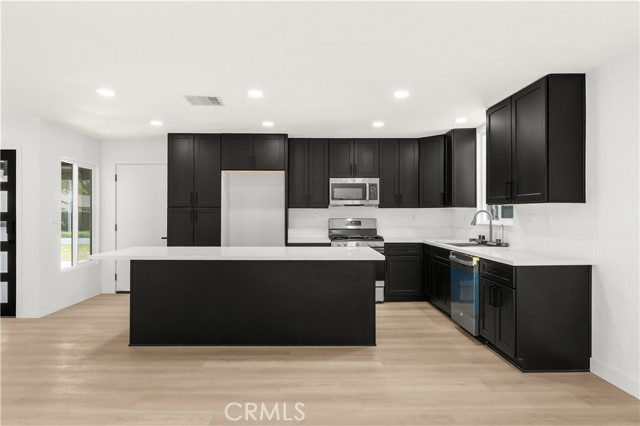 Detail Gallery Image 8 of 41 For 1437 E I St, Ontario,  CA 91764 - 4 Beds | 2 Baths