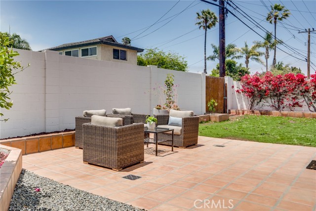 5272 Caliente Drive, Huntington Beach CA: https://media.crmls.org/medias/7f6f7407-1a6c-4204-afa6-959d61df22c3.jpg