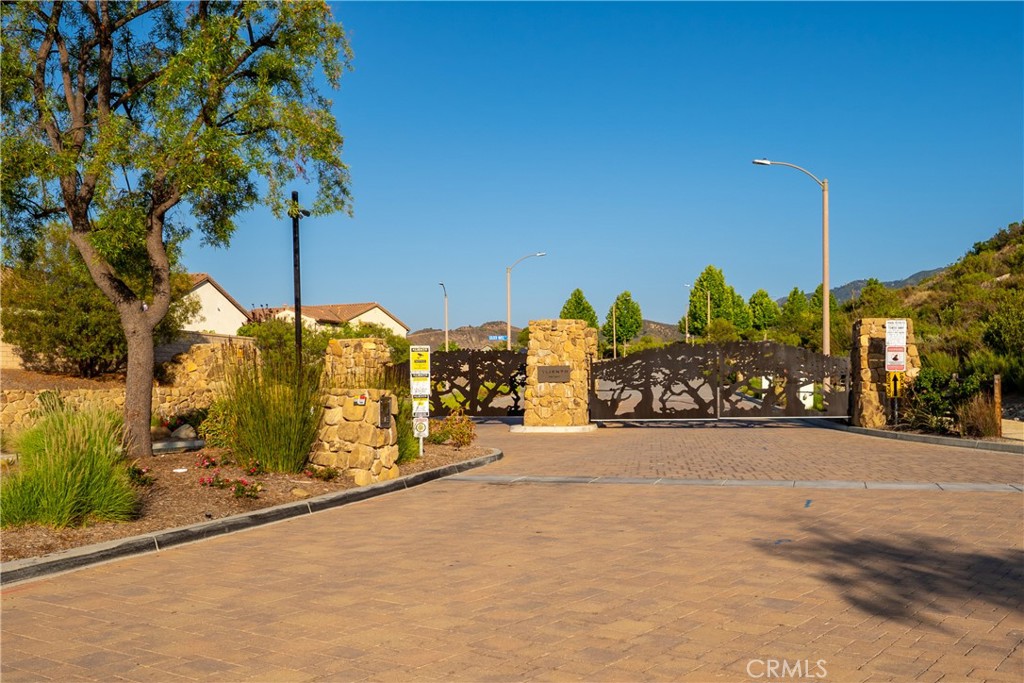 https://media.crmls.org/medias/7f6fe70e-74d0-4b7b-8d3c-886320bf04f9.jpg?preset=X-Large