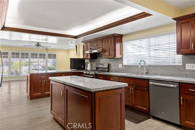 Detail Gallery Image 12 of 38 For 8558 11th, Downey,  CA 90241 - 4 Beds | 3/1 Baths