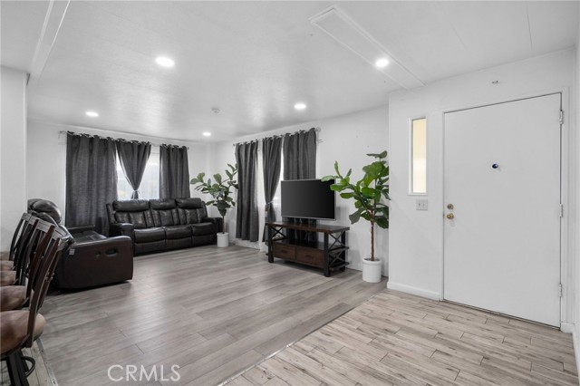 Detail Gallery Image 4 of 20 For 206 S Sullivan St #36,  Santa Ana,  CA 92704 - 3 Beds | 2 Baths