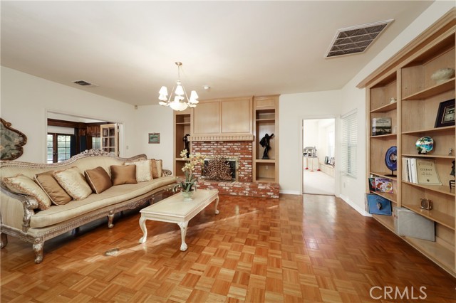 Detail Gallery Image 17 of 54 For 7301 Calle Sagrada, Bakersfield,  CA 93309 - 5 Beds | 4 Baths