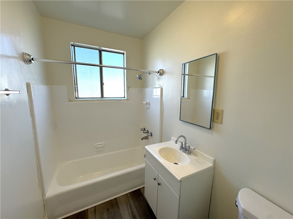 Detail Gallery Image 9 of 10 For 12435 Cedar Ave #B,  Hawthorne,  CA 90250 - 1 Beds | 1 Baths