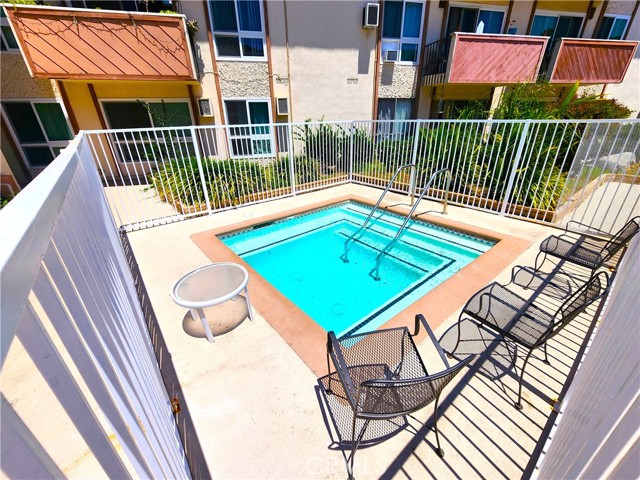 Detail Gallery Image 5 of 34 For 5585 Pacific Coast Hwy #114,  Long Beach,  CA 90804 - 1 Beds | 1 Baths