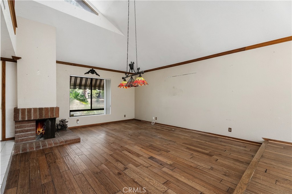 https://media.crmls.org/medias/7f74196f-0f2b-4718-887c-ffee3e688aa4.jpg?preset=X-Large