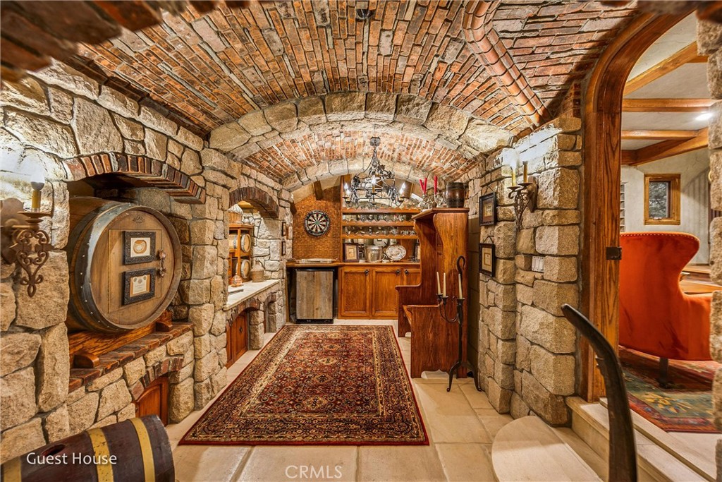 https://media.crmls.org/medias/7f74df9e-a5c9-483f-a664-c92a15a18611.jpg?preset=X-Large