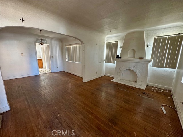 2046 S Ridgeley Drive, Los Angeles CA: https://media.crmls.org/medias/7f7621d0-1159-4c42-a167-d8160069f2af.jpg