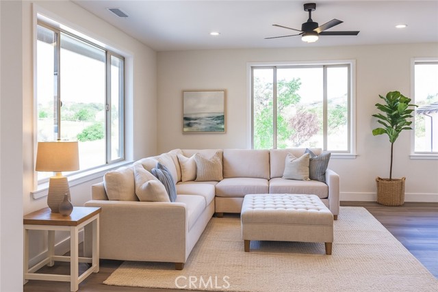 Detail Gallery Image 3 of 15 For 2235 Holly Dr, Paso Robles,  CA 93446 - 3 Beds | 2 Baths