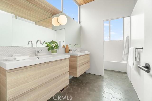 1357 Voorhees Avenue, Manhattan Beach CA: https://media.crmls.org/medias/7f77a490-2a78-49c3-a90e-2d02fa28e30b.jpg