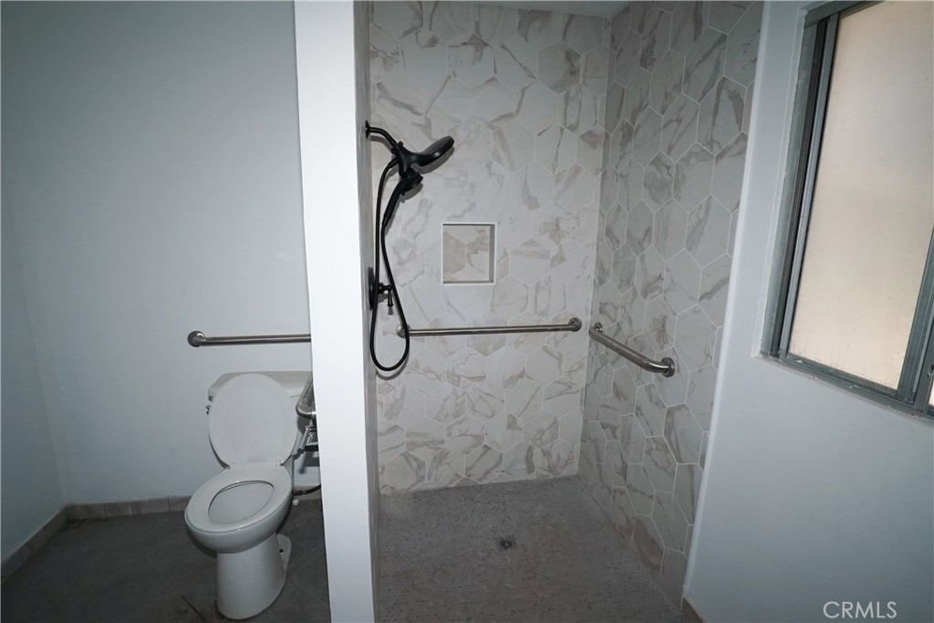 https://media.crmls.org/medias/7f7dbe05-91c7-4305-9190-f1ff3ad64df4.jpg?preset=X-Large