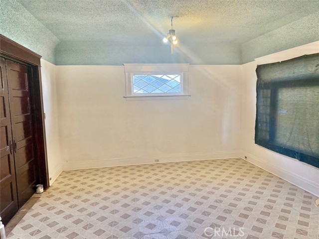 Detail Gallery Image 3 of 23 For 860 W 54th, Los Angeles,  CA 90037 - 4 Beds | 3 Baths