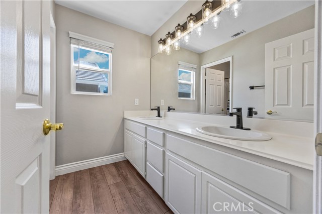 540 Newport Circle, Corona CA: https://media.crmls.org/medias/7f8143a9-3111-4125-8c81-28049bf2e2aa.jpg