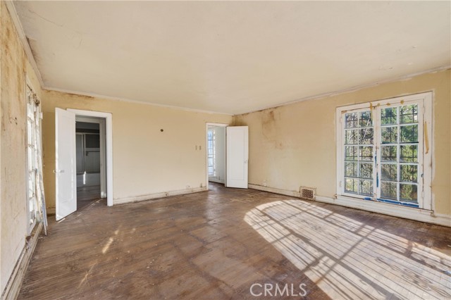 Detail Gallery Image 12 of 33 For 2329 N Edgemont, Los Angeles,  CA 90027 - 5 Beds | 3 Baths