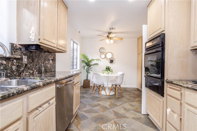 Detail Gallery Image 10 of 25 For 5240 Vantage, Valley Village,  CA 91607 - 2 Beds | 3 Baths