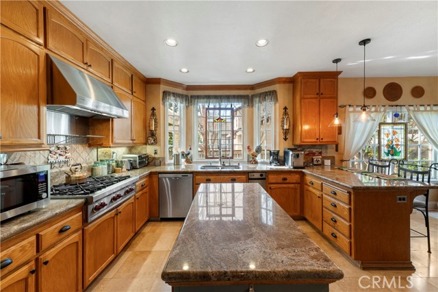 Detail Gallery Image 21 of 47 For 1811 Maiden Ln, Petaluma,  CA 94954 - 5 Beds | 3 Baths