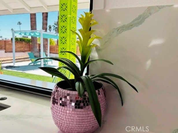 https://media.crmls.org/medias/7f86aaa6-a07b-494c-981e-463aa234df8a.jpg?preset=X-Large