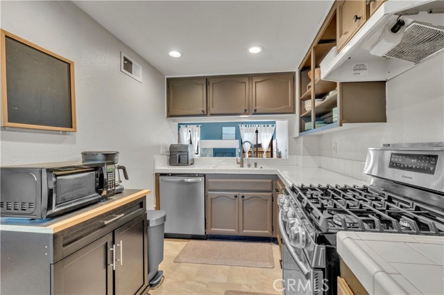 Detail Gallery Image 17 of 50 For 21040 Parthenia #25,  Canoga Park,  CA 91304 - 2 Beds | 2/1 Baths